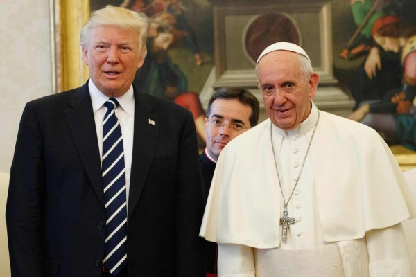 Pope Francis (R) stands with US President Donald Trump during a private audience at the Vatican on May 24, 2017. US President Donald Trump met Pope Francis at the Vatican today in a keenly-anticipated first face-to-face encounter between two world leaders who have clashed repeatedly on several issues. / AFP PHOTO / POOL / Evan Vucci