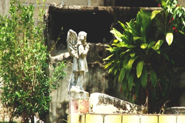 La bruja y la mujer de blanco que aterran a los vivos en el cementerio La Puerta de San Pedro Sula