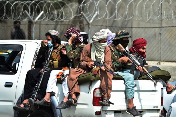 Catar en negociación con los talibanes para reabrir el aeropuerto de Kabul