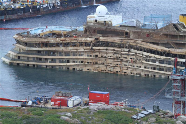 El Costa Concordia ya está enderezado y ¿ahora qué?