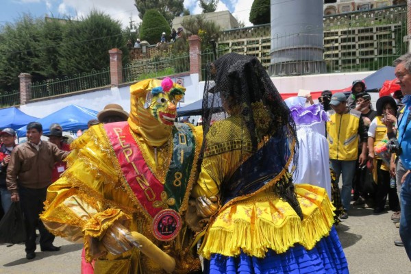 El peculiar entierro del Pepino despide el Carnaval en La Paz