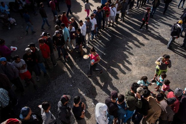 Nuevo gobierno de México busca tomar control de caravana en Tijuana