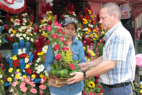 Listas las flores y regalos para mamá