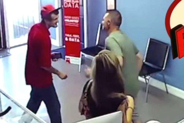 Mujer regaña a su novio por golpear a hombre que le miraba el trasero