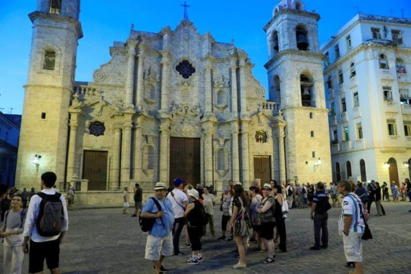 Visitantes en frente a la Catedral de la Habana.No se puede perder La Habana Vieja, el máximo exponente de la arquitectura colonial del Caribe insular y zona declarada Patrimonio de la Humanidad por la Unesco en 1982. Emerge de sus ruinas con alma propia, color, y música, y deja en quien la contempla una impronta que solo se comprende después de vivirla.