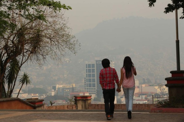 Capital hondureña cubierta de capa de humo por incendios forestales