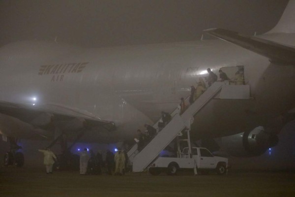 Detectan 14 contagios de coronavirus en avión que traslada evacuados a Texas