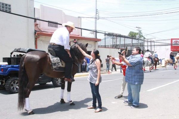 Desfile hípico de la Agas encanta a los sampedranos