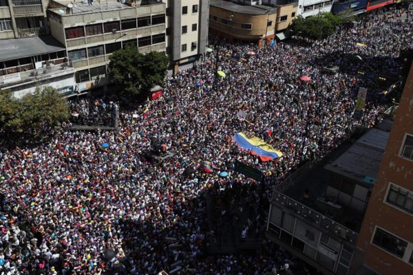 Venezolanos exigen a Maduro permitir ingreso de ayuda humanitaria