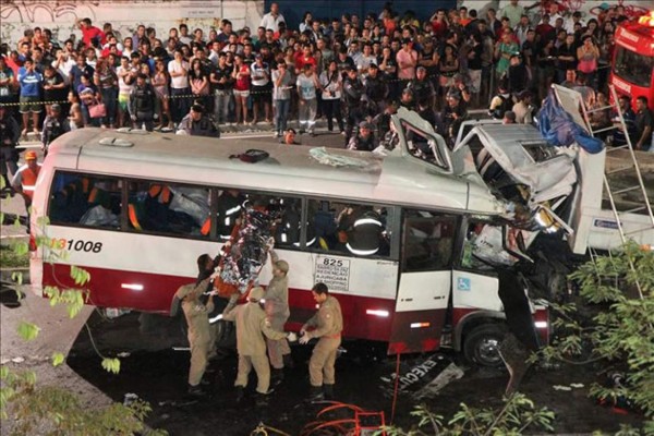 Brasil: Choque entre un microbús y un camión causa 15 muertos y 18 heridos