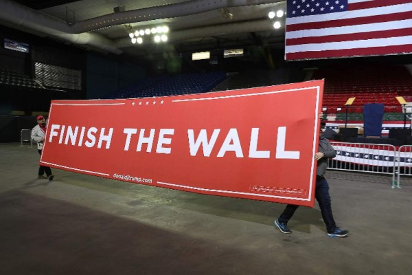 Trump llega a El Paso para hacer campaña por el muro
