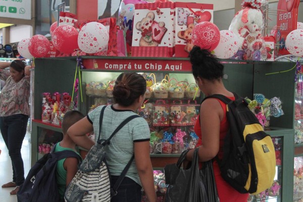 Listas las flores y regalos para mamá