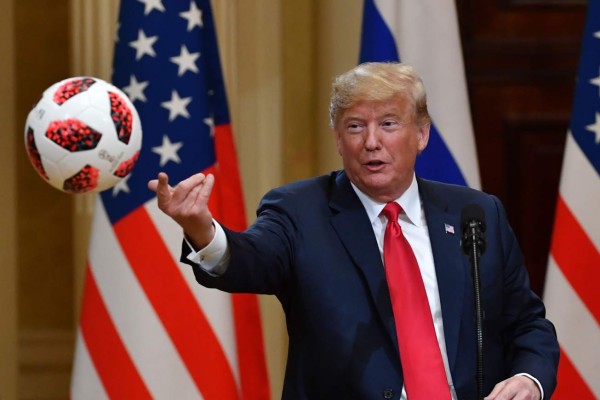 Video: Trump le tira a Melania un balón de fútbol en conferencia de prensa