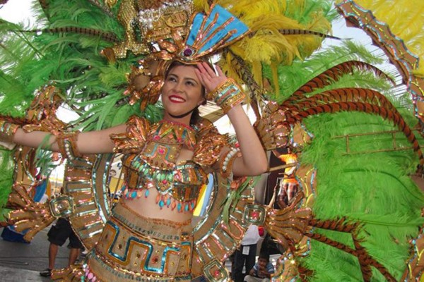 Color, música y bellas mujeres en el desfile de carrozas de La Ceiba
