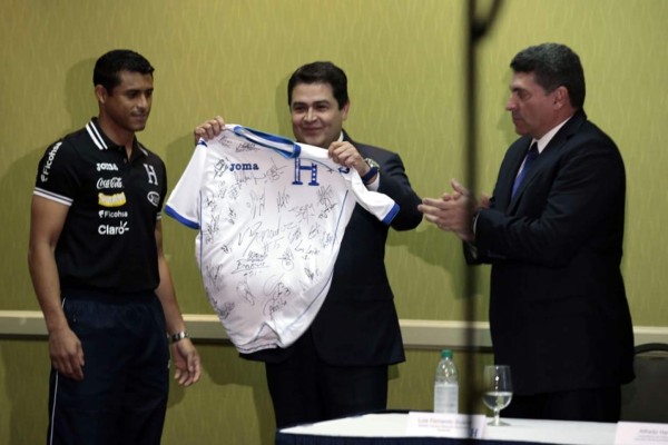 Presidente de Honduras juramentó a la Selección Nacional