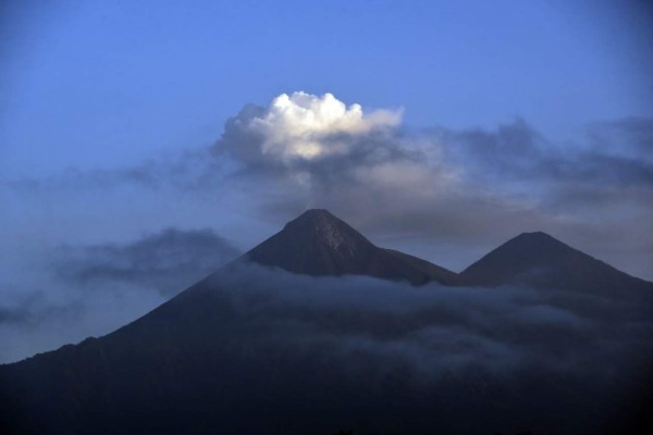 Guatemala en alerta por explosiones de volcanes Pacaya y Santiaguito