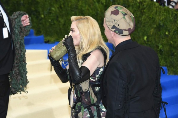Madonna y su botellita de alcohol en la Gala MET