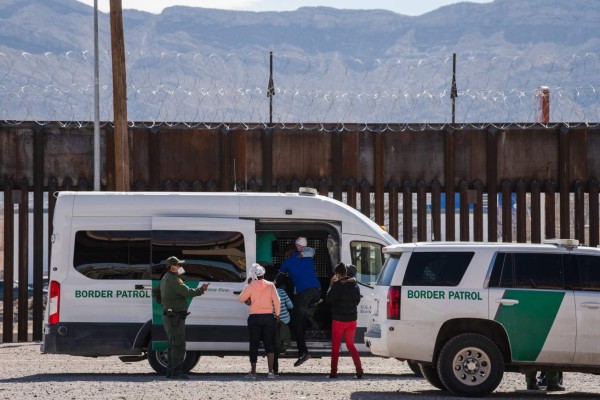 Gobierno de Biden niega crisis en la frontera pese a llegada masiva de migrantes