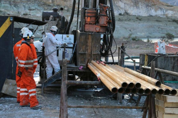 Chile continúa búsqueda de mineros atrapados pese al clima adverso