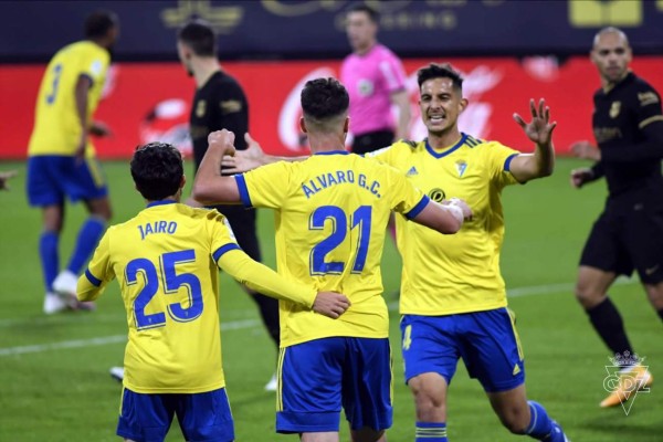 La celebrción de los jugadores del Cádiz tras el gol de Álvaro Giménez ante Barcelona.