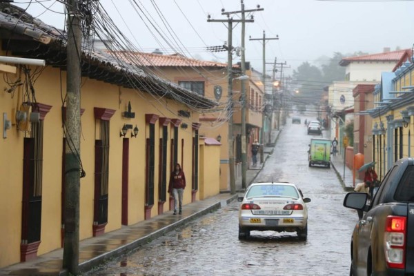 Frente frío deja lloviznas y bajas temperaturas en el occidente