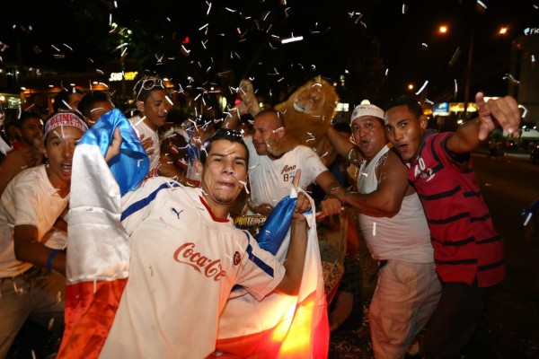 Las calles se pintaron de blanco con la celebración del título del Olimpia