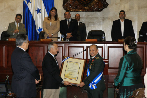 Condecoran con 'Gran Cruz Placa de Oro” al general Julián Pacheco