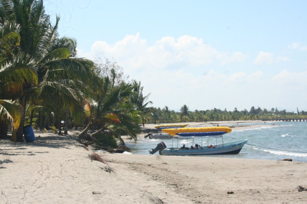 Fenómeno cíclico desgasta playas de Tela, Honduras