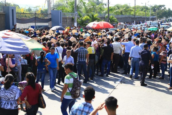 Hondureños abarrotan la Feria del Empleo en San Pedro Sula