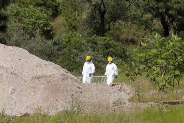 Hallan 29 cuerpos en bolsas en fosa clandestina en México