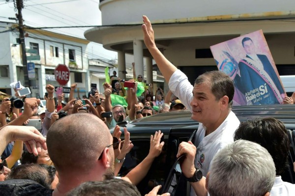 Former Ecuadorian President Rafael Correa attends a community lunch at the Duran market in Guayaquil, Ecuador on November 25, 2017.Correa returned to Ecuador on Saturday amid a tense atmosphere, to take part in the convention of the ruling party, divided between his followers and those of President Lenin Moreno. / AFP PHOTO / Rodrigo BUENDIA