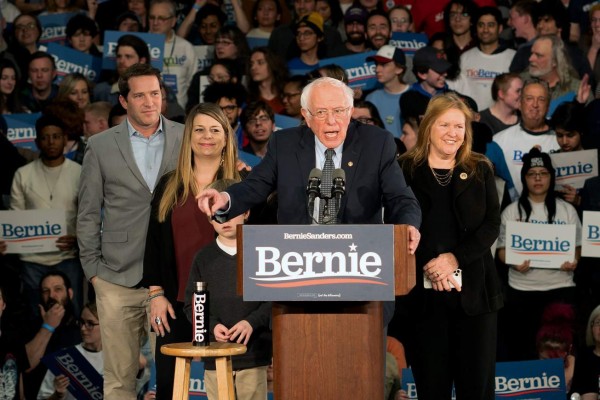 Sanders se declara ganador en Iowa tras desastre demócrata en primarias