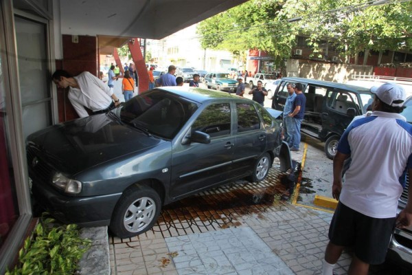 Caos por choque de cuatro carros en el barrio Guamilito de San Pedro Sula