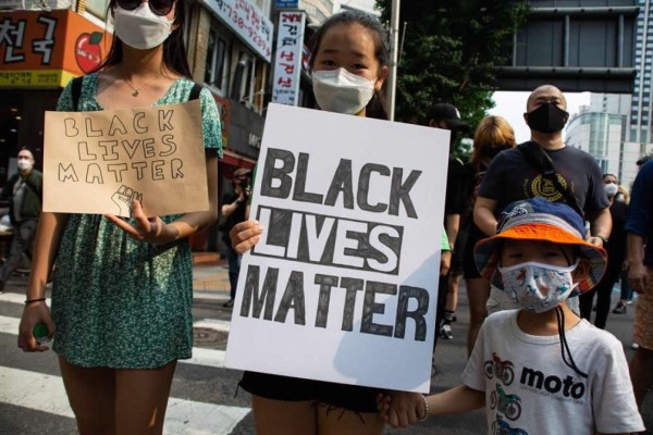 Cientos de personas protestan en Tokio y Seúl contra el racismo