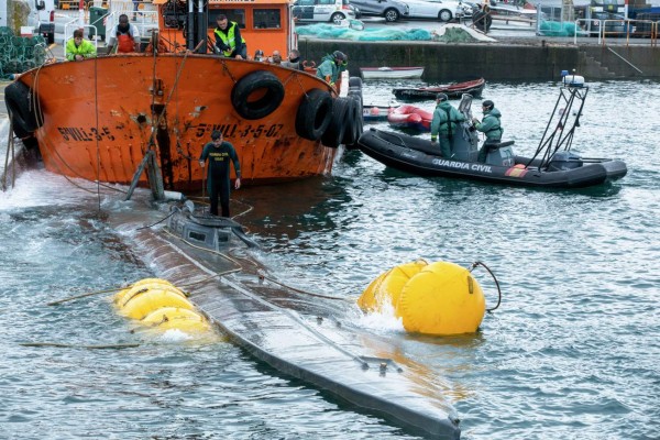 Submarino cargado con droga se hunde tras ser remolcado a puerto español