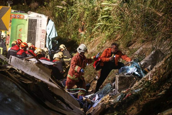 Al menos 28 muertos y 16 heridos al volcar un autobús turístico en Taiwán