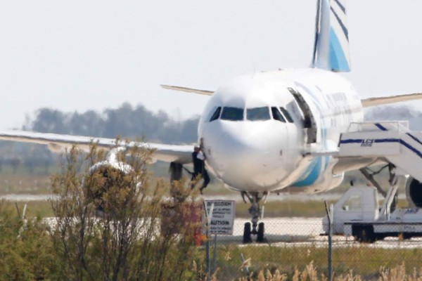 Video: Piloto de avión secuestrado escapó por una ventana