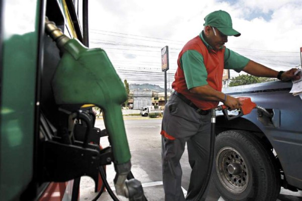 Leves rebajas registran precios de combustibles