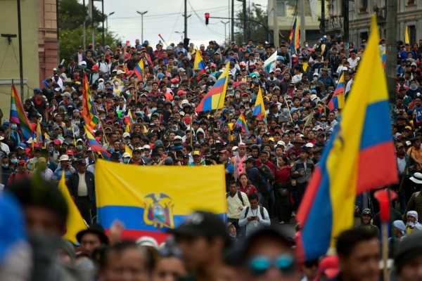 Masivas protestas en Ecuador por alza de combustibles acorralan a Moreno