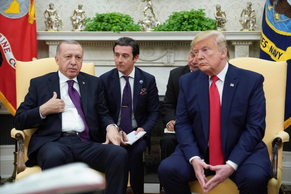 Trump ignora amenaza de juicio político para recibir a Erdogan