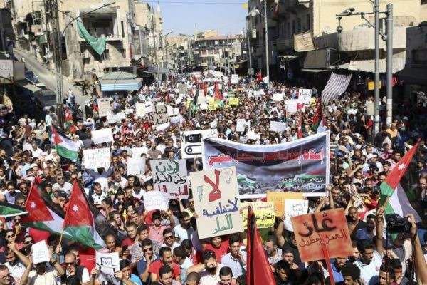 Decenas de personas protestan ante embajada israelí en Ammán