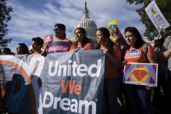 'Dreamers' sufren por el futuro del DACA y hasta dudan de renovar su permiso