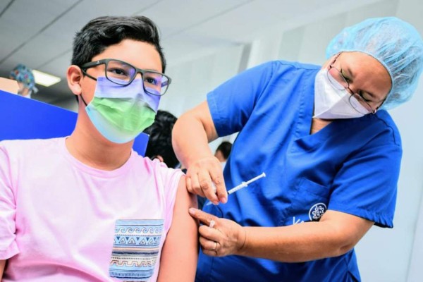 El Salvador, primer país de la región en adquirir vacunas para toda su población meta