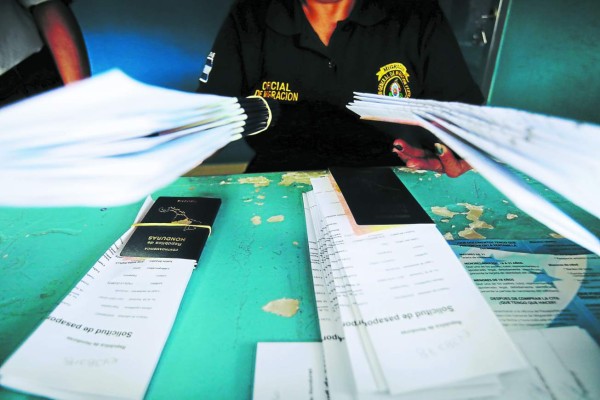 Hasta 50 pasaportes tramitaba una persona en Migración de Honduras