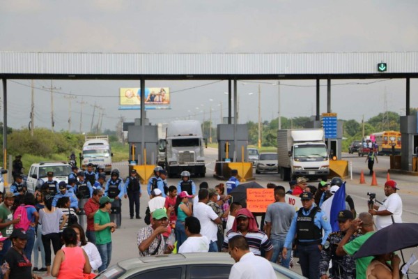 Protestan contra el peaje en la carretera hacia El Progreso