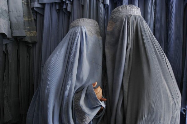 Las 20 prohibiciones que los talibanes imponen a las mujeres