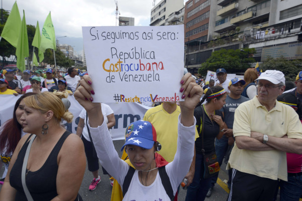 Opositores venezolanos marchan contra la 'injerencia” cubana