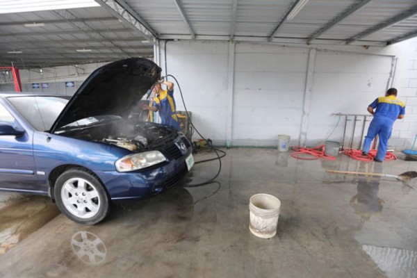 Prohíben uso de agua potable en 'carwashs' en Tegucigalpa