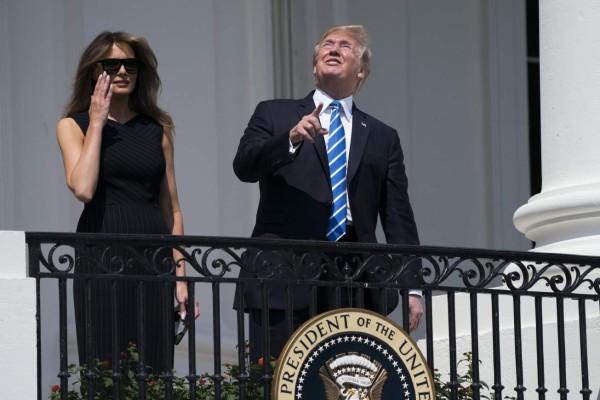 Trump observó el eclipse solar sin gafas