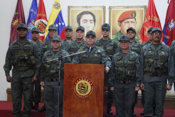 Jefe militar promete lealtad a Maduro y tilda de cobarde a Trump